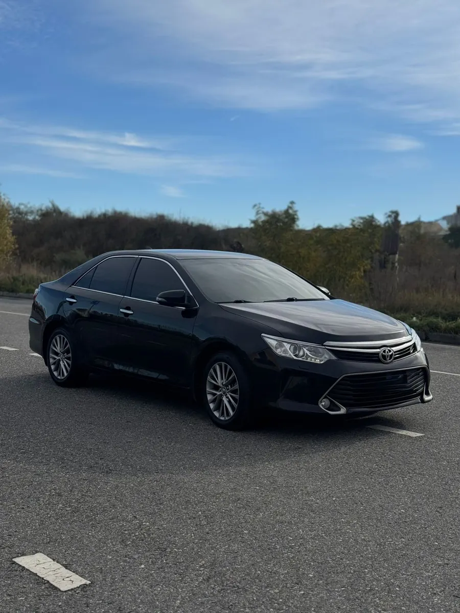 Автомобиль трансфера — чёрный седан Toyota Camry